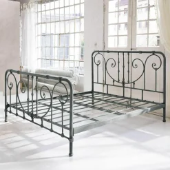 Bett Genouillé